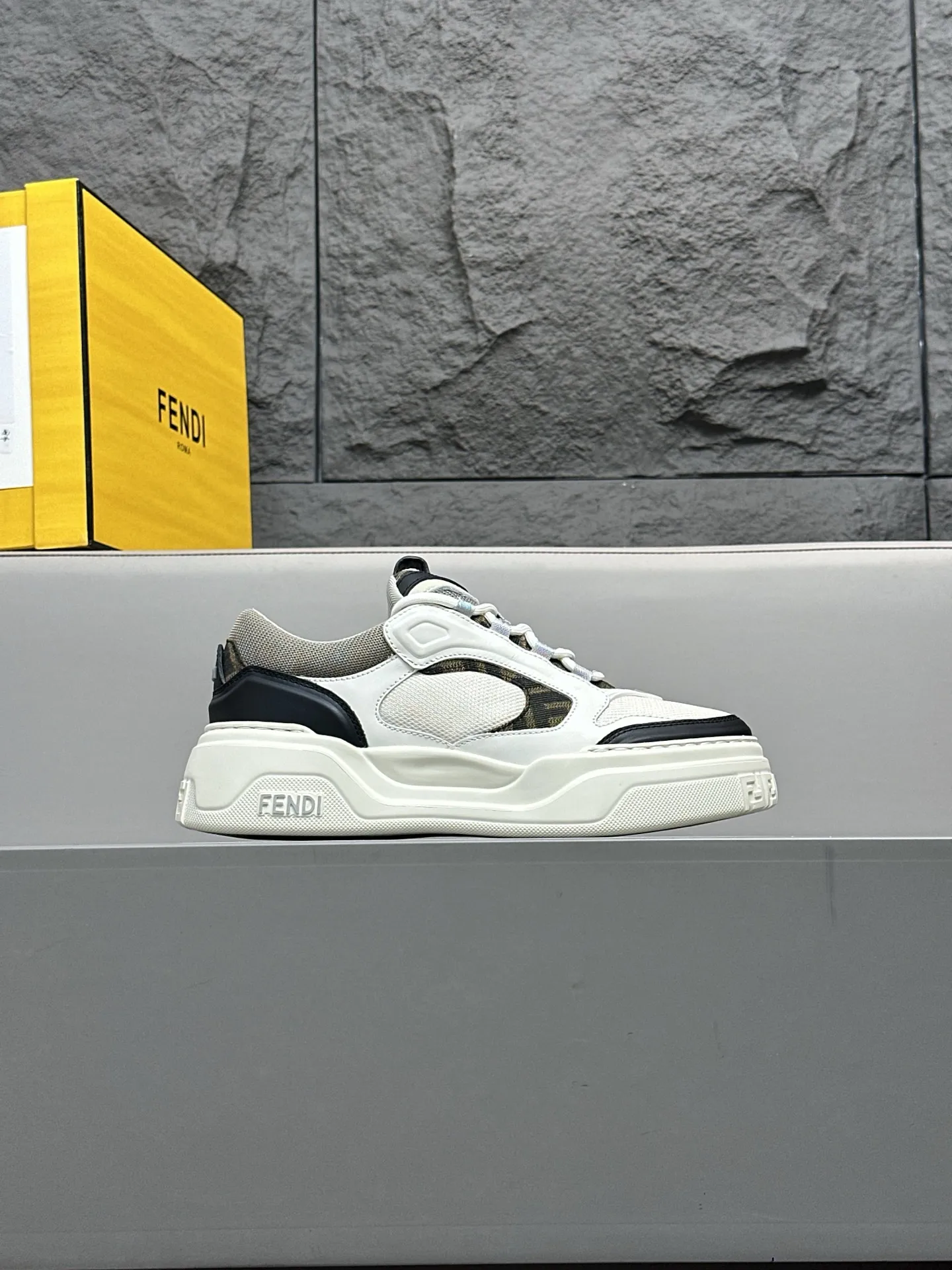 [FENDI] Fendi men's shoes 💰780💰 - High-end quality original casual sports shoes - Upper: Nappa calfskin, pebbled calfskin, tongue and heel; injection molded brand logo plastic module - Lining: brand canvas - Outsole: ultra-light T men's shoes 💰R foam rubber; molded outsole - Super high quality control, fine workmanship: highlighted (high-end, luxury, grade) -Size :39-44 (38, 45, can be customized)